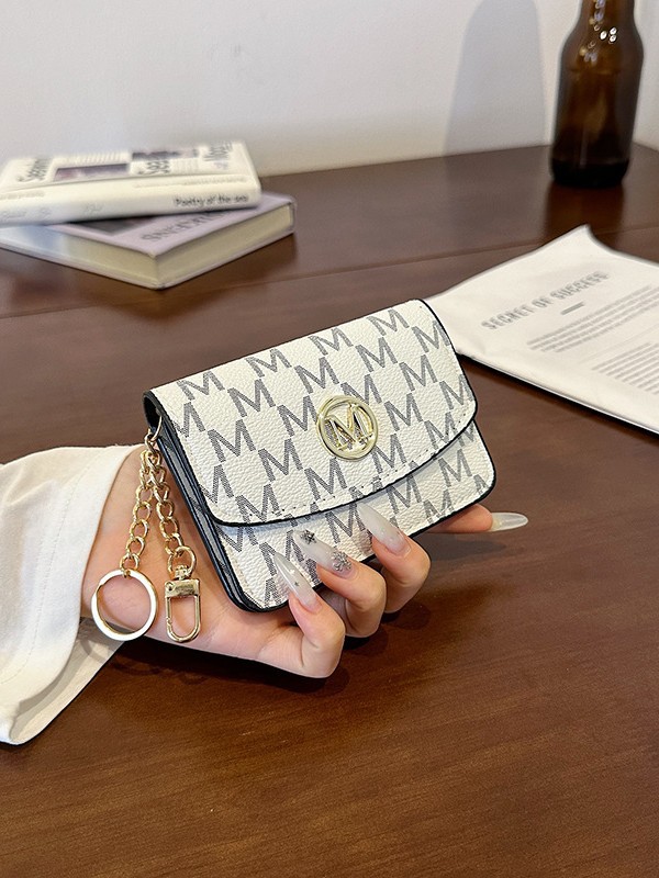 Retro Monogram Print Faux Leat - مراجعة Monogram Keychain Leather وسعره