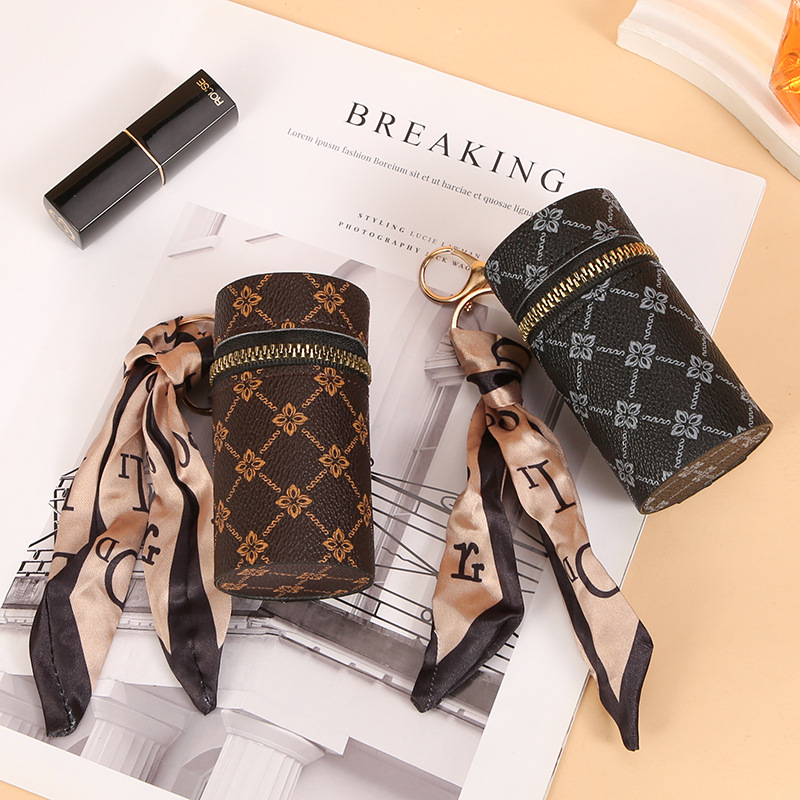 Scarf Pattern Lipstick Keychai - مراجعة Monogram Keychain Leather وسعره