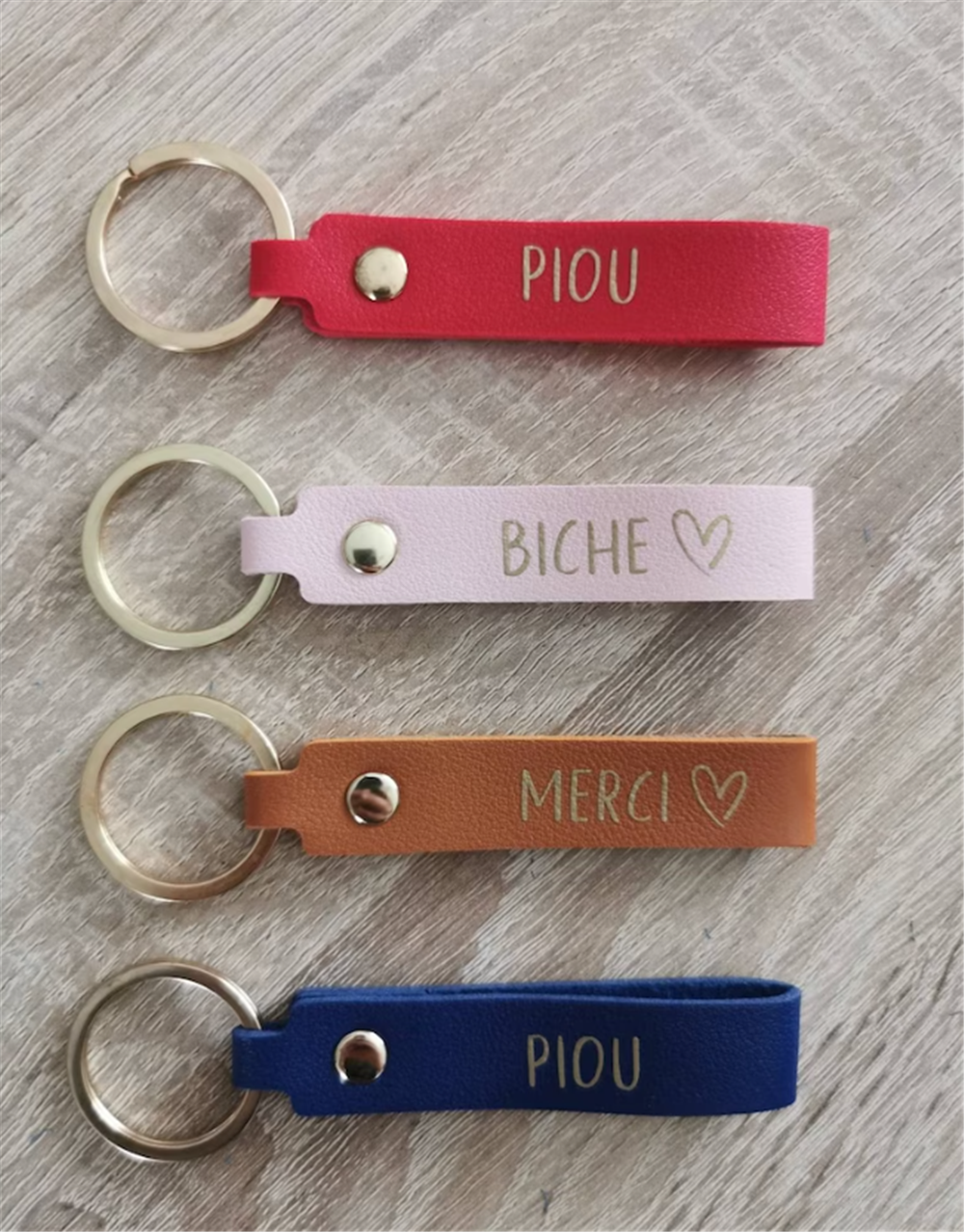 Personalized Leather Key Holde - مراجعة Monogram Keychain Leather وسعره