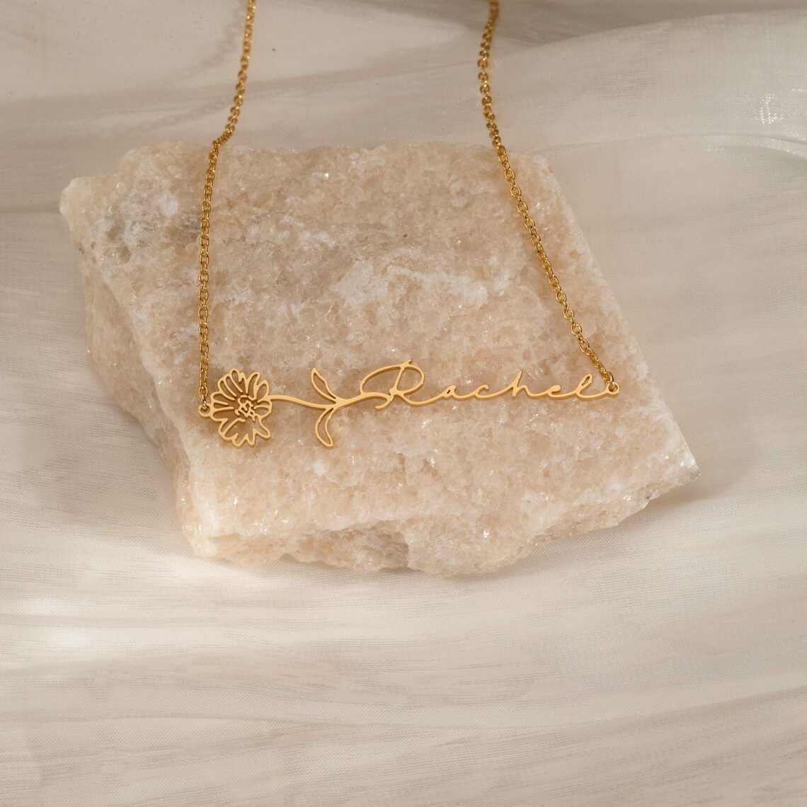 Haiyufly Custom Name Necklace  - مراجعة Birth Flower Necklace وسعره